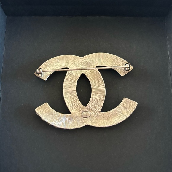 CHANEL CC Logo Signature Silver With Crystal Brooch - Picture 8 of 9